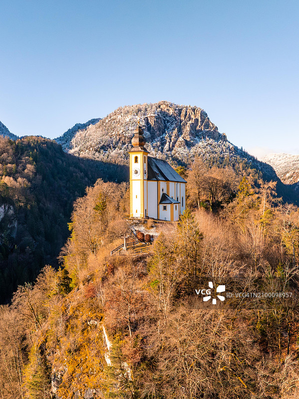 德国巴特赖兴哈尔卡尔施泰因圣潘克拉茨教堂雪景图片素材