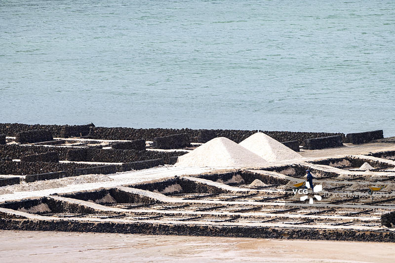 海盐提取，Janubio盐场，Salinas de Janubio，兰萨罗特岛，加那利群岛，西班牙，欧洲图片素材