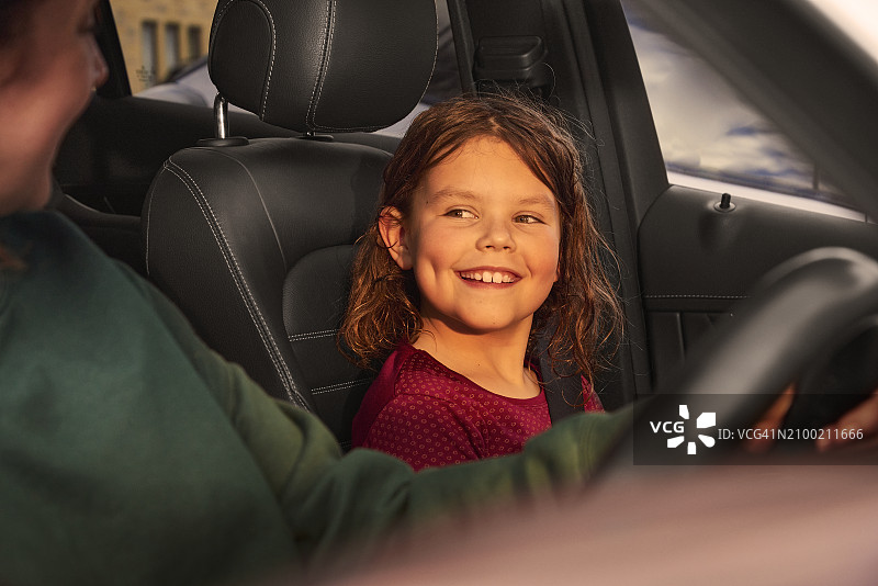 在车里和妈妈在一起图片素材