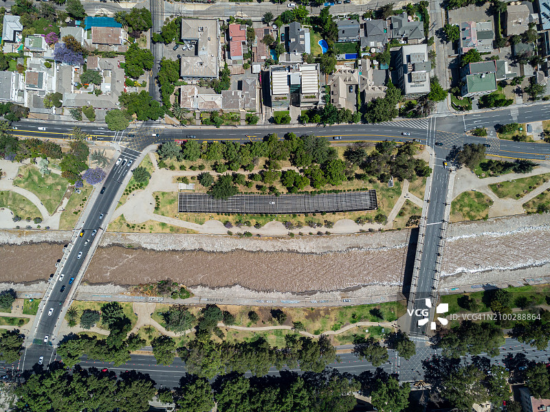 圣地亚哥马波乔河沿岸的城市高速公路图片素材