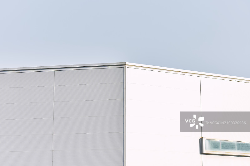 以天空为背景的购物中心外墙拐角正面图图片素材