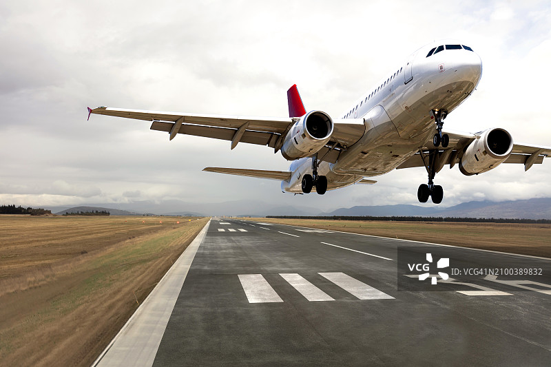 日落时分降落的客机图片素材