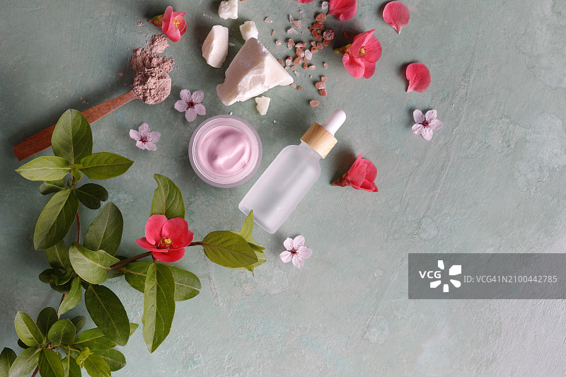 天然保湿霜和面部精华液图片素材