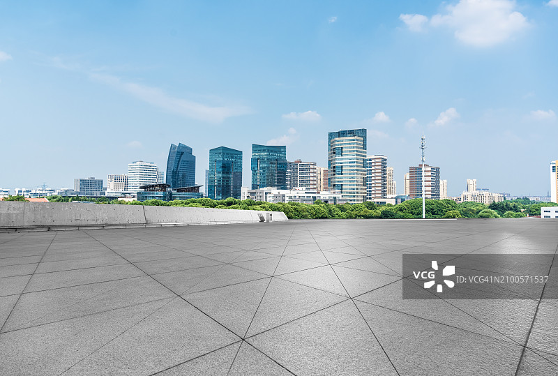 石板地上的远处高楼图片素材