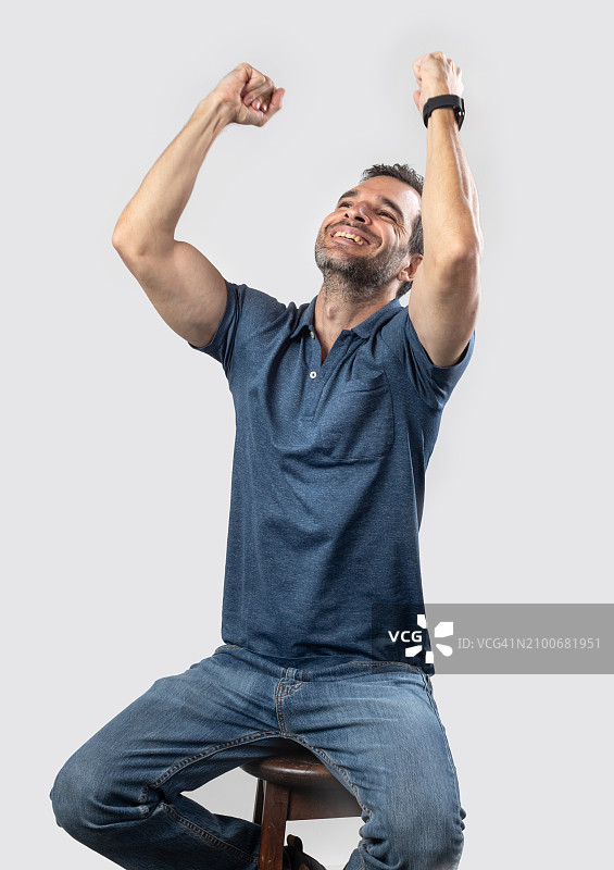 戴眼镜的男人手持笔记本电脑，白色背景图片素材