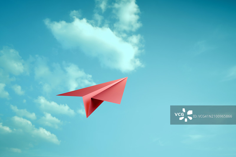 蓝天下飞行的红色纸飞机图片素材