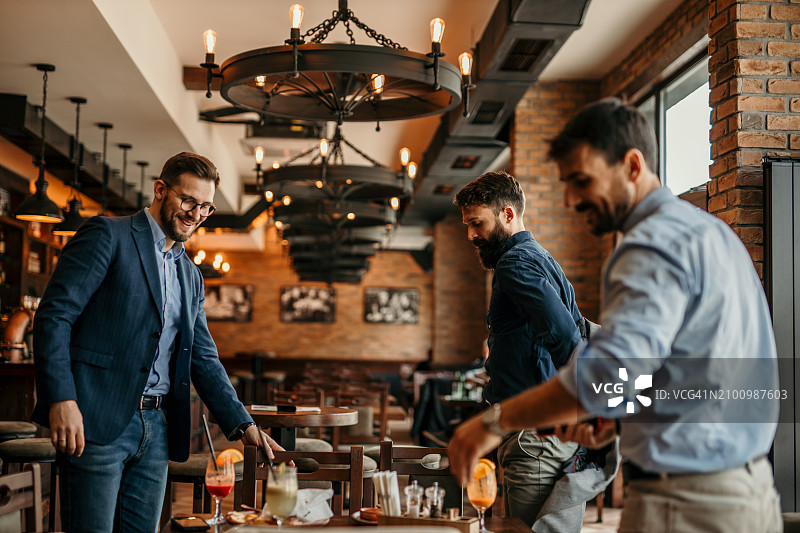 离开餐馆的桌子图片素材