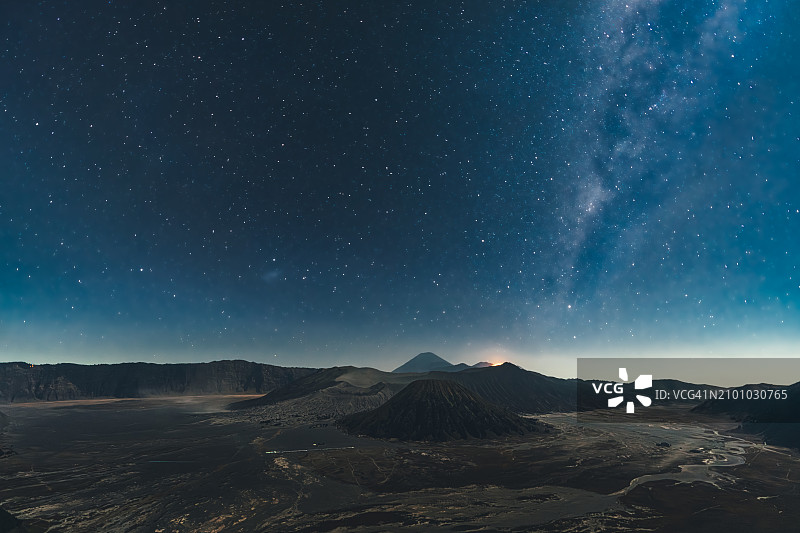 印度尼西亚东爪哇省布罗莫火山上的星夜图片素材
