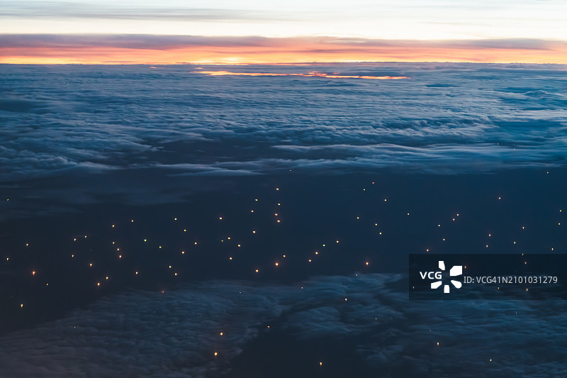 印度尼西亚爪哇岛的暮光地平线与渔民灯火图片素材