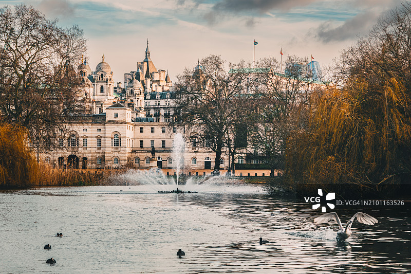 从伦敦圣詹姆斯公园眺望秋季的皇家骑兵卫队图片素材