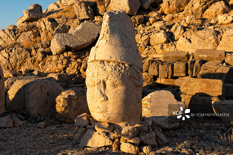 土耳其内姆鲁特山上安条克国王在日落时分的巨大头像，联合国教科文组织图片素材