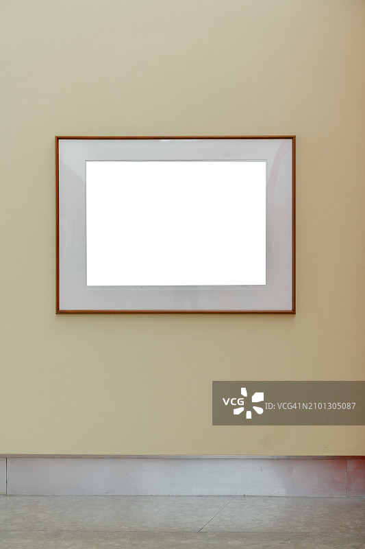 画廊中的空白画框图片素材