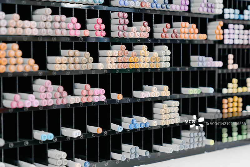 商店里五颜六色的画笔图片素材