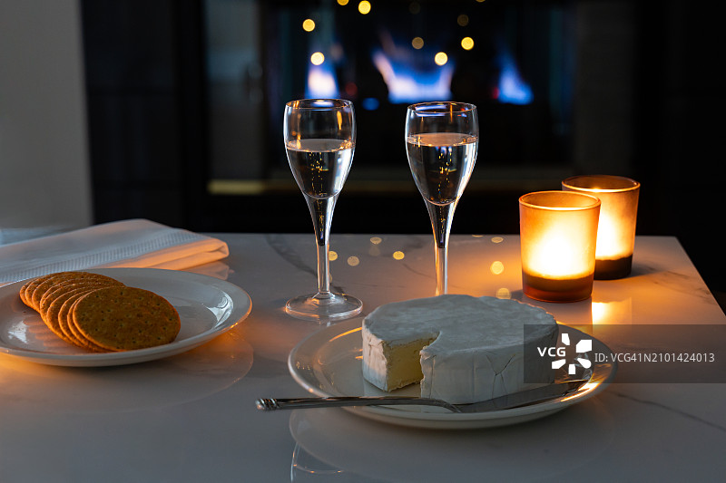 壁炉前烛光奶酪和葡萄酒图片素材
