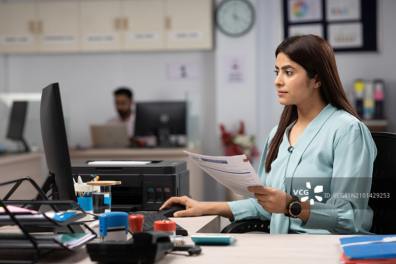 在办公室工作的年轻女商人（库存照片）图片素材