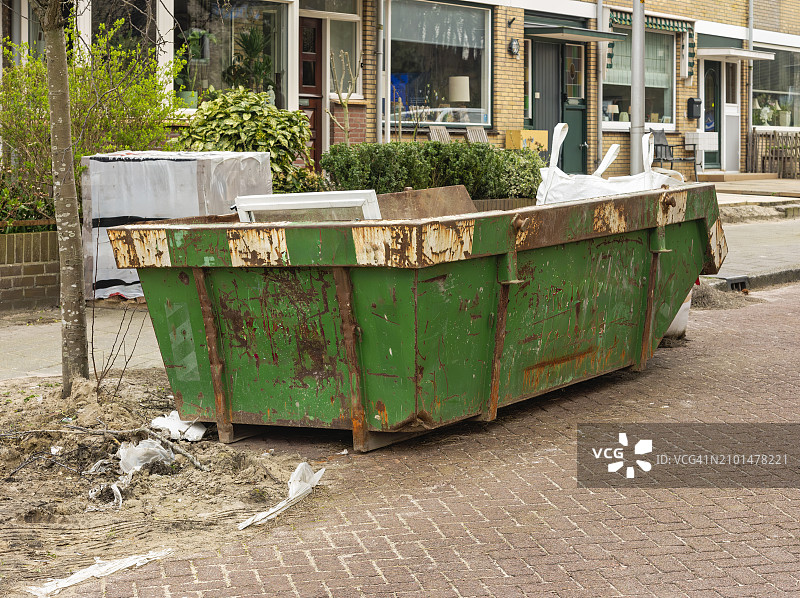 绿色开放式钢制工业垃圾箱图片素材