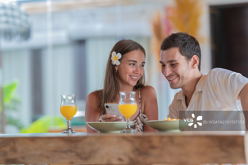 在巴厘岛旅行的情侣图片素材