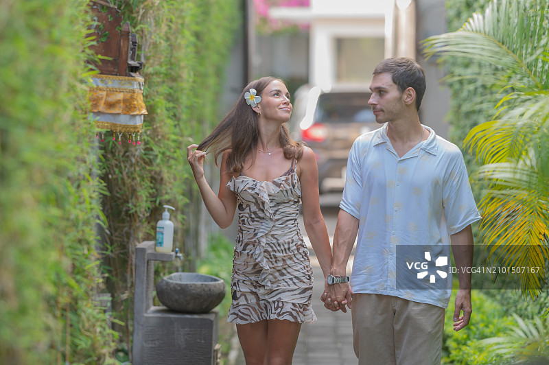 年轻情侣巴厘岛之旅图片素材