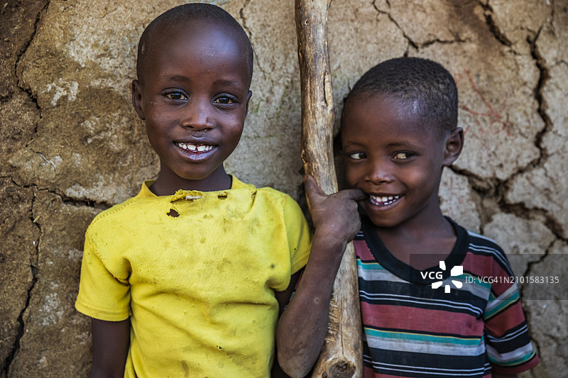 东非稀树草原村庄里的非洲儿童图片素材