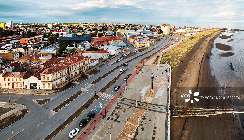 无人机视角：麦哲伦海峡蓬塔阿雷纳斯图片素材