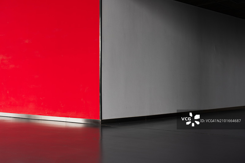 靠墙的空旷道路图片素材