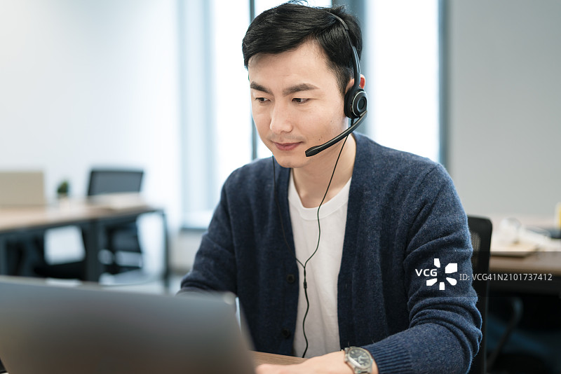 商务人士通过视频会议洽谈业务图片素材