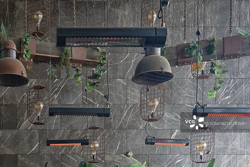 灰色背景下的复古风吊灯和电暖器图片素材