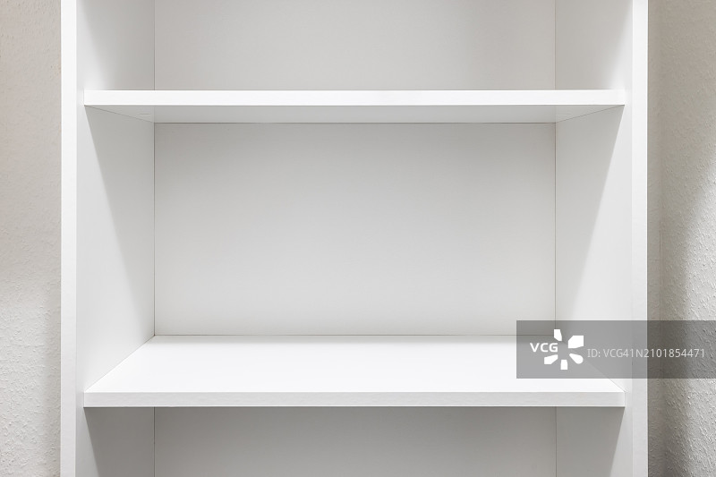 白色架子上的空隔间图片素材