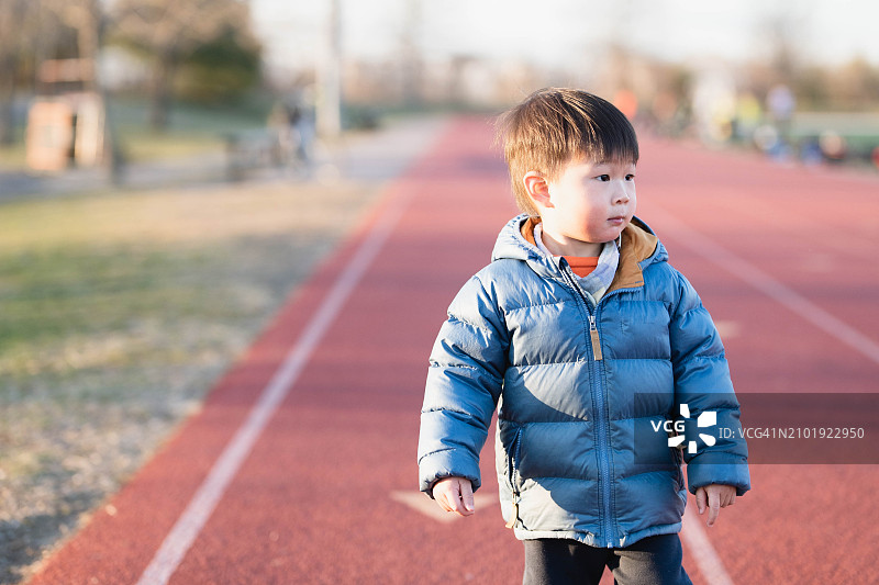 公园里迷人小男孩的嬉戏冒险时光图片素材