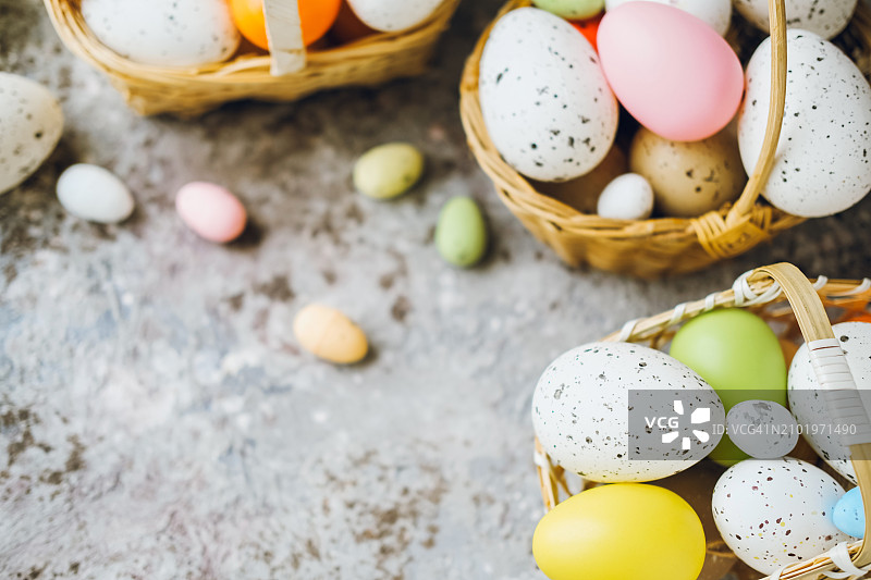 篮子里的复活节母鸡和鹌鹑蛋图片素材