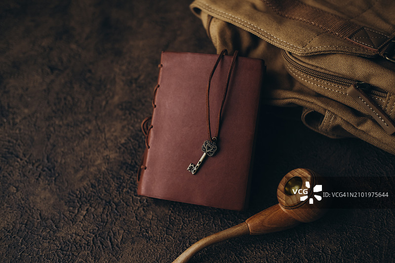 烟斗、复古书籍和手提包图片素材