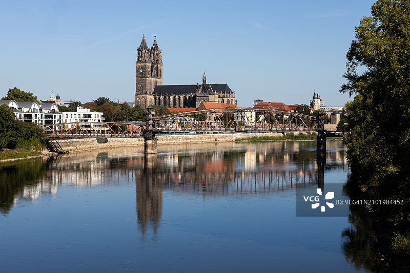 马格德堡大教堂与易北河上的历史吊桥，萨克森-安哈尔特州，德国图片素材