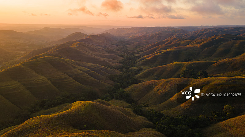 东努沙登加拉松巴岛Wairinding山日落航拍图片素材