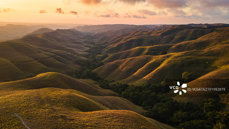 东努沙登加拉松巴岛Wairinding山日落航拍图片素材