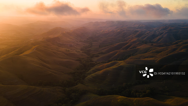 东努沙登加拉松巴岛Wairinding山日落航拍图片素材