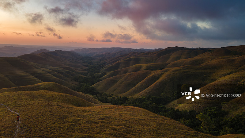 东努沙登加拉松巴岛Wairinding山日落航拍图片素材