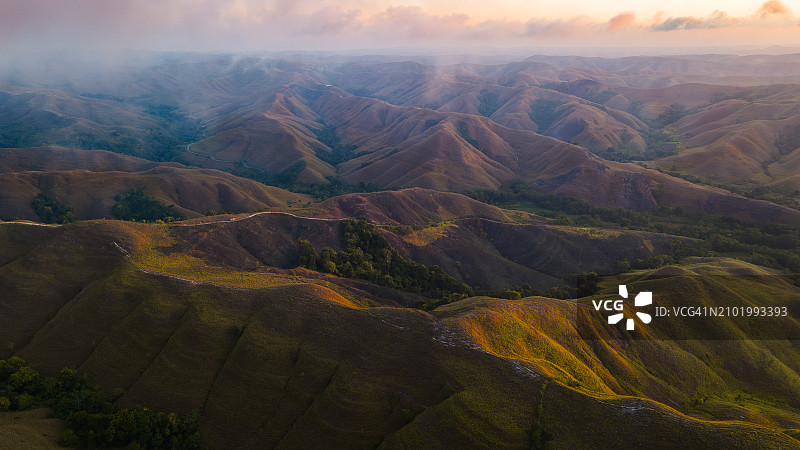 东努沙登加拉松巴岛Wairinding山日落航拍图片素材
