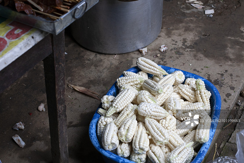 乡村木炉中的新鲜玉米图片素材