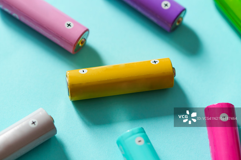 绿色背景上的AA电池图片素材