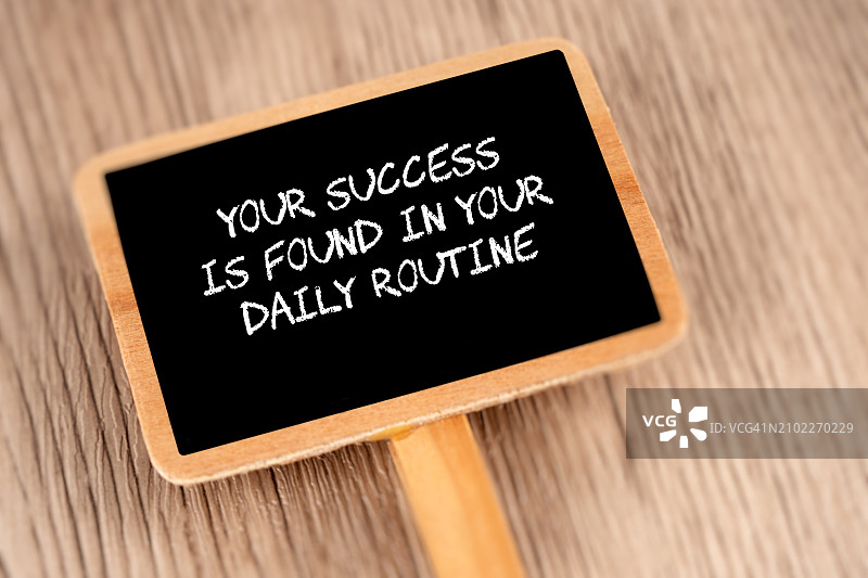 迷你黑板上的成功励志语录图片素材