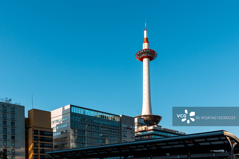 晴朗蓝天下京都塔与城市天际线，日本图片素材