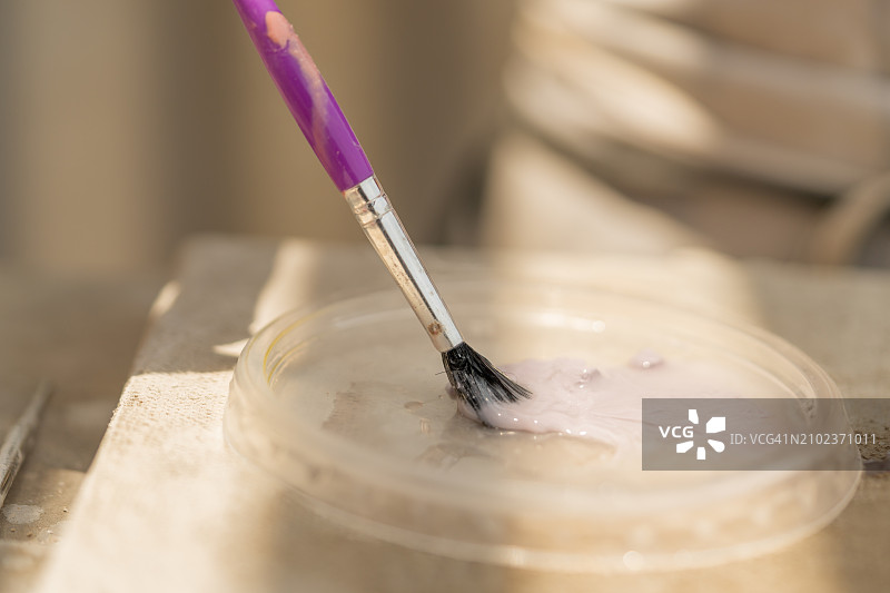 用画笔混合紫色颜料图片素材