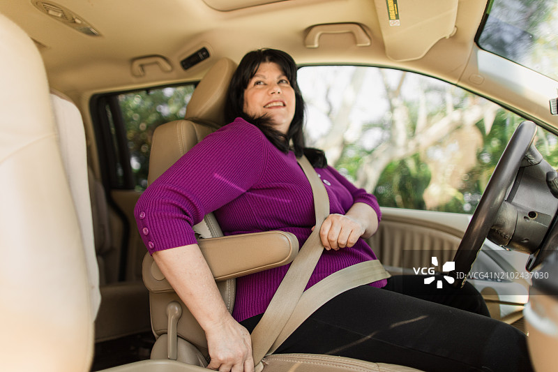 六十岁古巴女人在面包车里系安全带图片素材