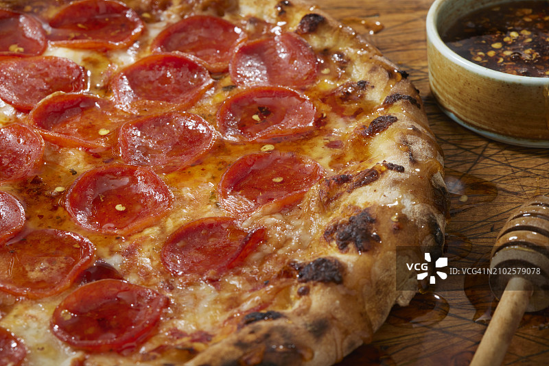 热门蜂蜜意大利辣香肠披萨图片素材