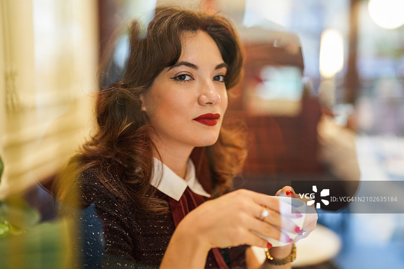 年轻女子在咖啡馆喝咖啡特写图片素材