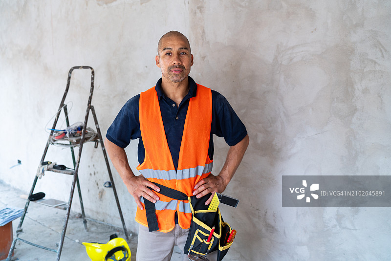 建筑工人在工地休息，带有工具图片素材