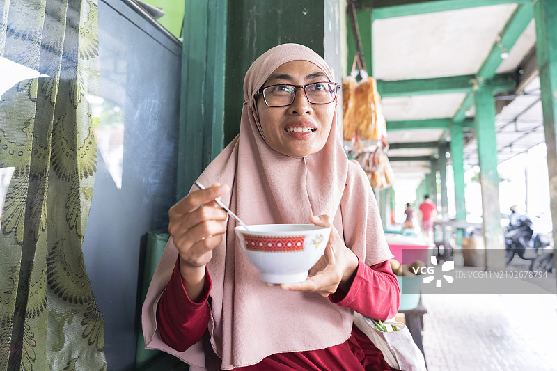 在市场品尝当地美食图片素材