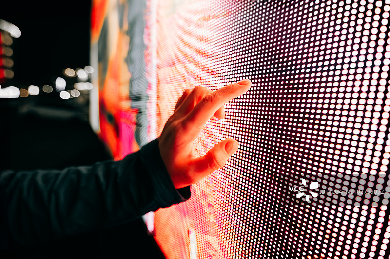 夜间探索：在城市环境中与充满活力的LED屏幕互动图片素材