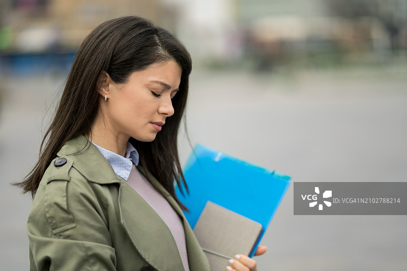 悲伤的女人在上班路上图片素材