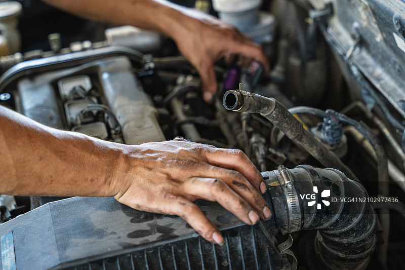 修理工的手正在修理汽车发动机图片素材